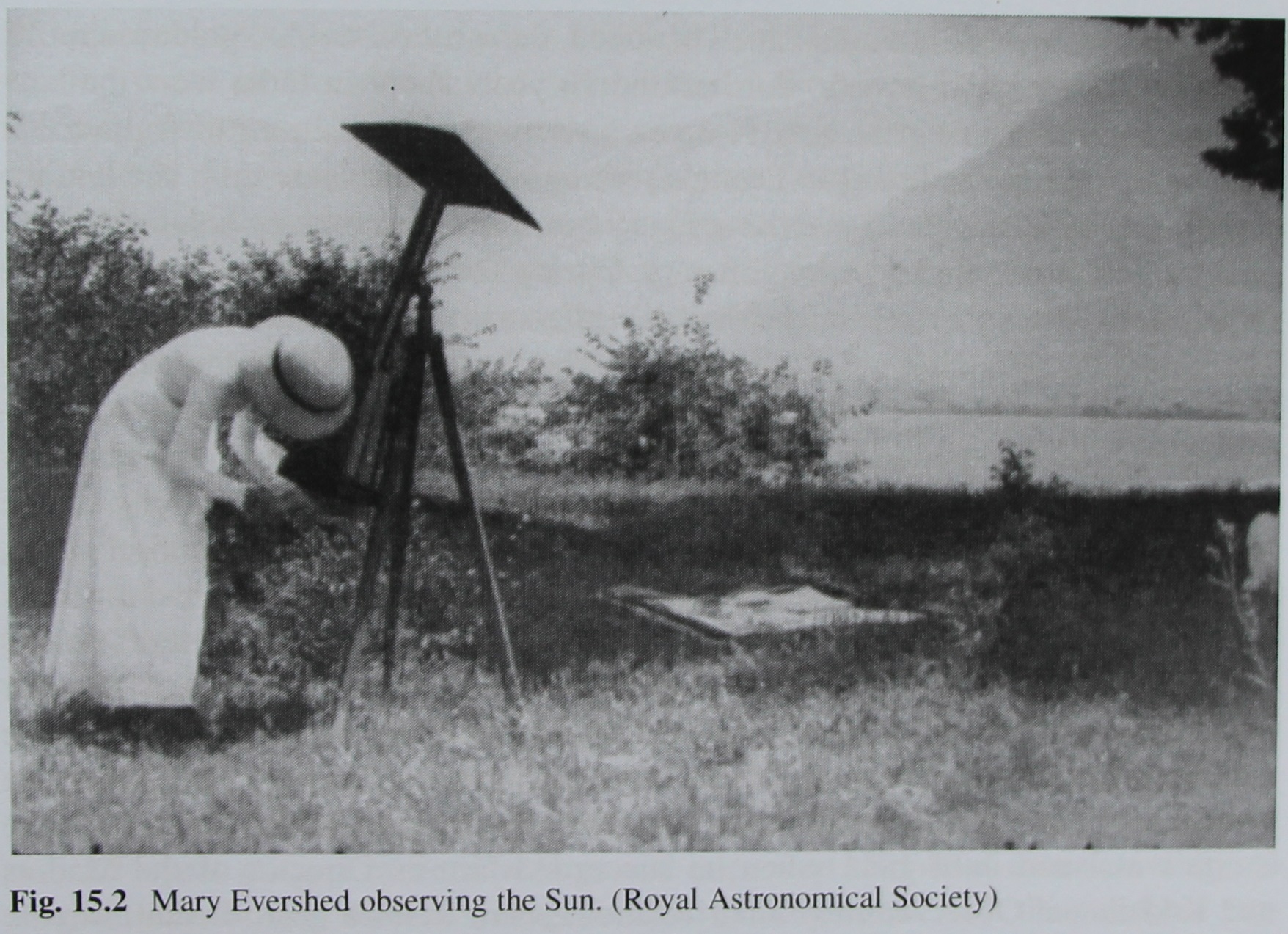 A black and white photo of Mary Evershed observing the Sun (Royal Astronomical Society)