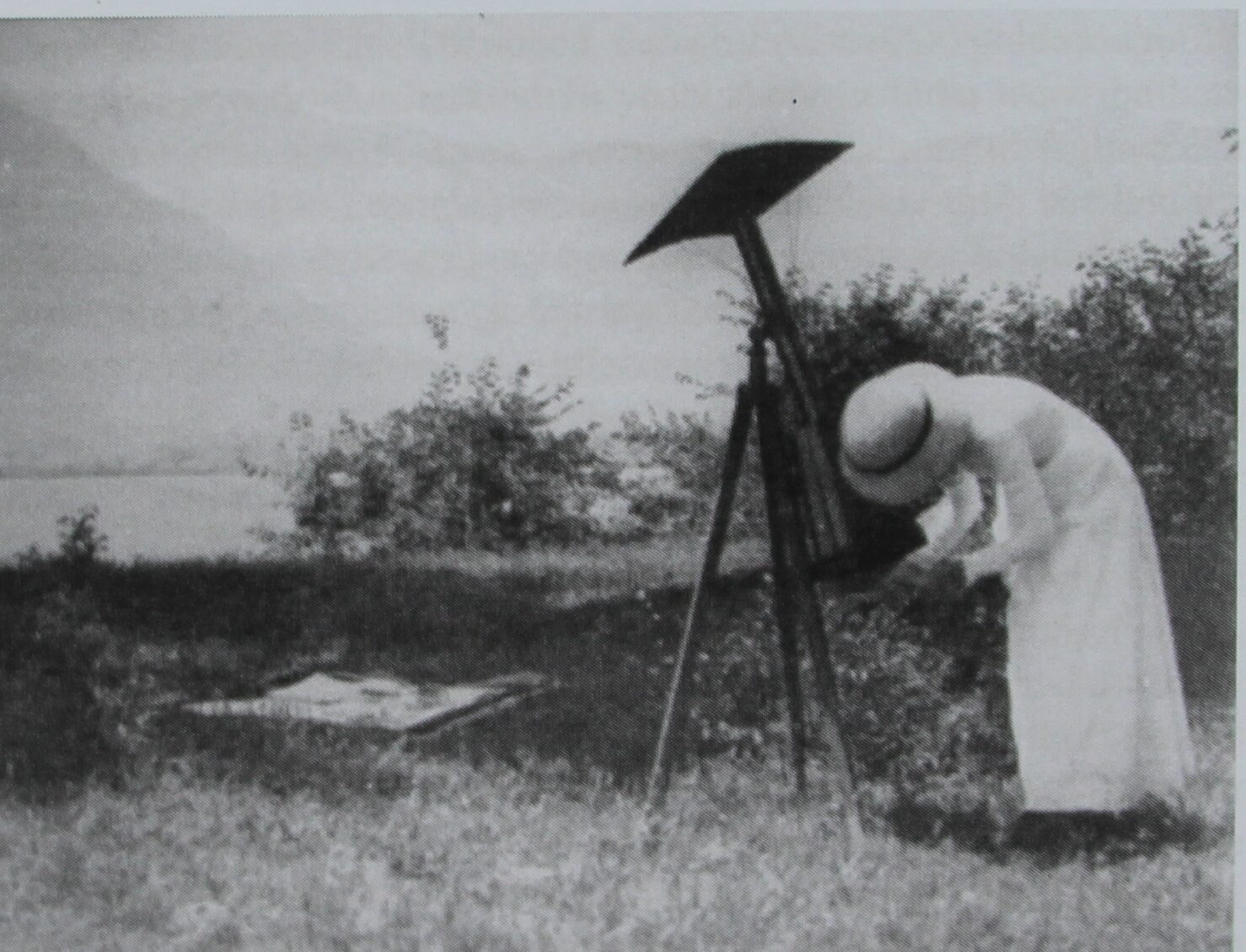 A black and white photo of Mary Evershed observing the Sun (Royal Astronomical Society)